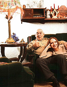 Алёна Бабенко В Красном Купальнике – Серебряная Свадьба (2001)