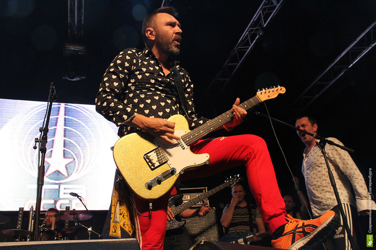 Шнур не стал бы размахивать украинским флагом