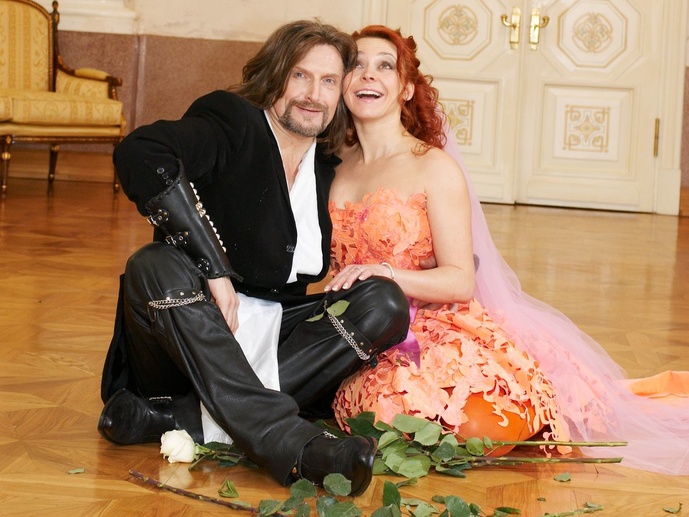 У пары уже есть двое детей: сын Мика-Анжел-Крист и дочь Эва-Влада