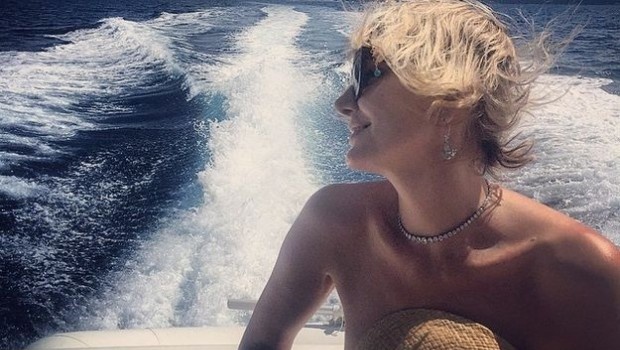 Литвинова прикрыла все самое интересное соломенной шляпой