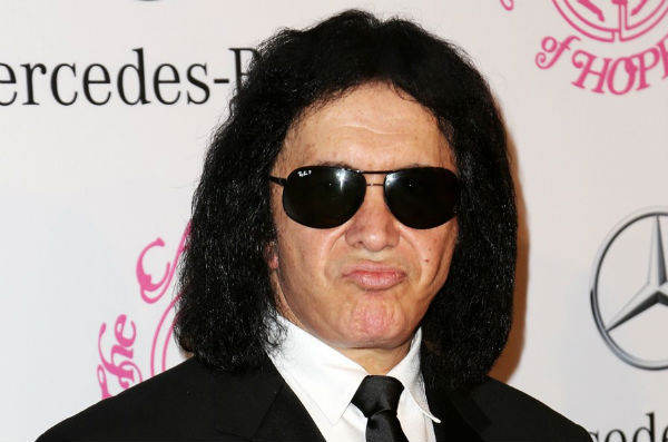 В доме Джина Симмонса искали улики преступления. Фото: show4me.ru