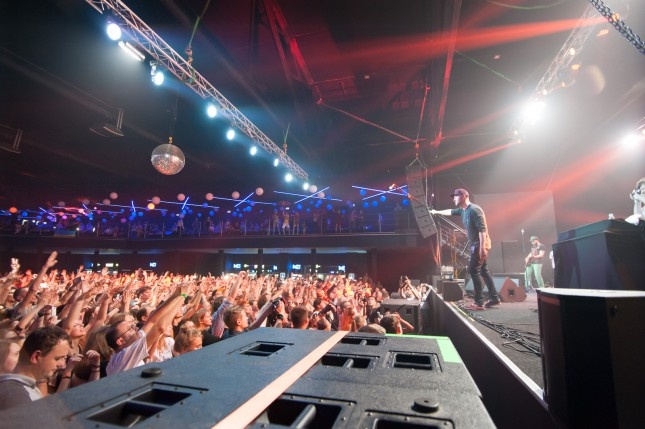 Украинские музыканты умеют работать не только на сцене, но и в столярной мастерской Фото: aleks.com.ua