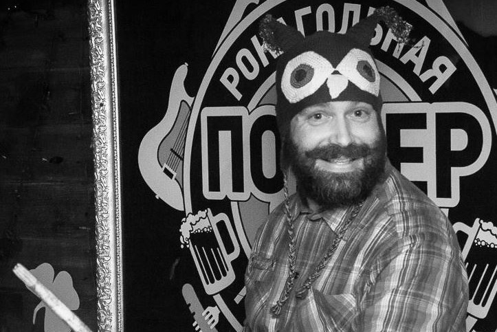 Герчев играет в киевских группах NEON Rock Band и BeTwins
