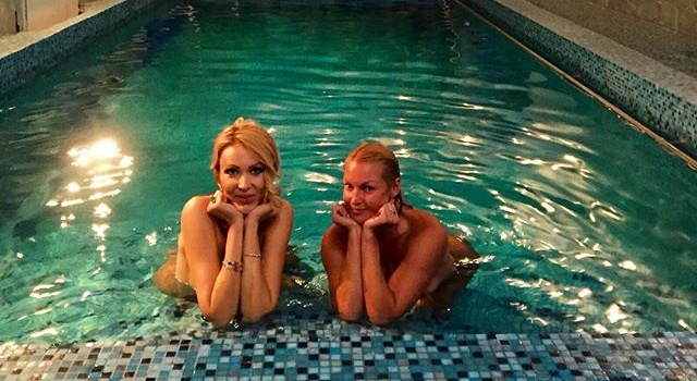 Волочкова купалась голой с подругой