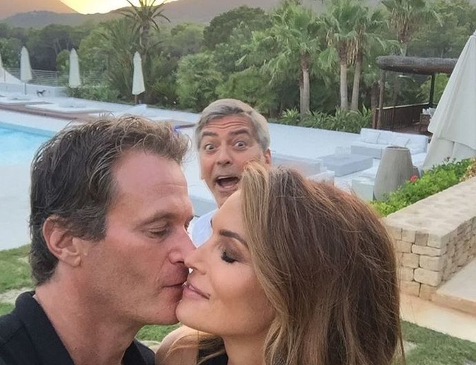 Клуни неожиданно появился на селфи Кроуфорд