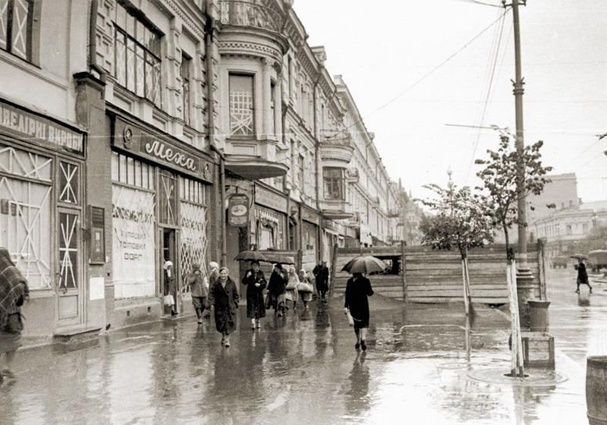 Баррикада на Крещатике между улицами Ленина (ныне — Богдана Хмельницкого) и Свердлова (Прорезная), август 1941 года