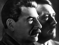 Фотография из газеты «Известия» за август 1939 года: руководитель юридического департамента МИД Германии Фридрих Гаус,Иоахим Риббентроп, Иосиф Сталин и Вячеслав Молотов после подписания пакта о ненападении