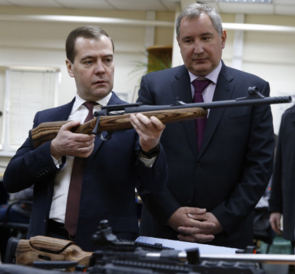 Экс-президент Дмитрий Медведев РФ с вице-премьером России Дмитрием Рогозиным. Багровая и вечно чем-то раздраженная рожа российской дипломатии лезет везде и повсюду