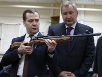 Экс-президент Дмитрий Медведев РФ с вице-премьером России Дмитрием Рогозиным. Багровая и вечно чем-то раздраженная рожа российской дипломатии лезет везде и повсюду