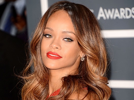 Певица Рианна прячется за спинами телохранителей