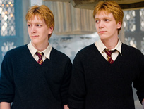 Оливер и Джеймс Фелпс. Британские актеры наиболее известны по ролям братьев Уизли в культовых фильмах о Гарри Поттере. Близнецы любят играть в гольф и смотреть футбол, правда, болеют за разные команды.