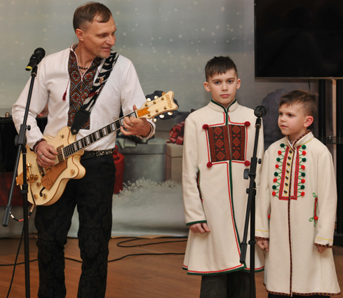 Олега Скрипка c сыновьями Романом и Устином.«Я не знаю, станут ли они артистами, но я хотел бы развивать в них эти способности»