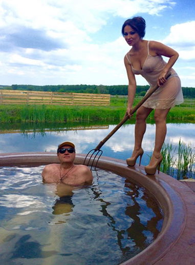 «День народження у тебе, не сумуй, а веселись...»