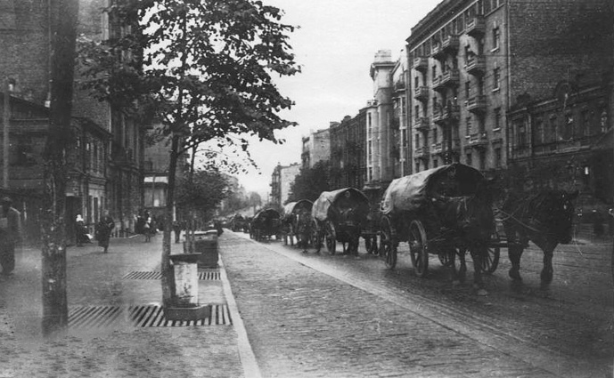 Немецкие подводы входят в Киев, угол Красноармейской (ныне Большая Васильковская) и Жадановского (ныне Жилянская), 19 сентября 1941 года