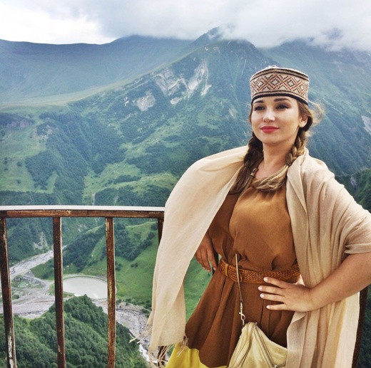 Чехова гордится своими пышными формами