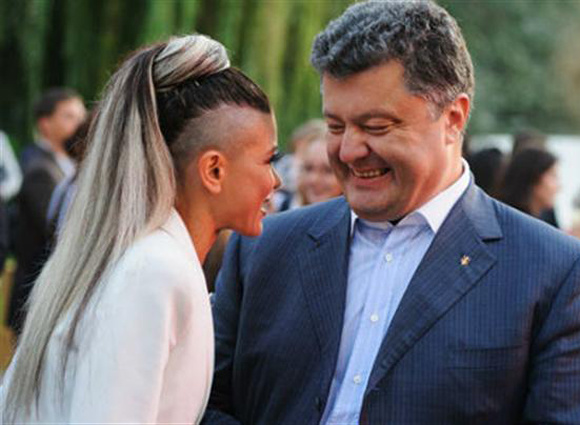 С Петром Порошенко. «Прикрывшись лозунгом «Жить по-новому», власть продолжает все делать по-старому»