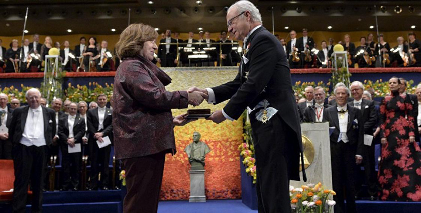 Светлана Алексиевич получает Нобелевскую премию из рук короля Швеции Карла XVI Густава. Стокгольм, 10 декабря 2015 года 