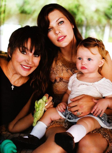 Галина Логинова с дочерью Миллой Йовович и старшей внучкой Эвой, 2008 год