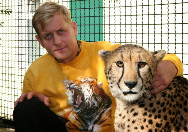 Олег Зубков со своим питомцем гепардом