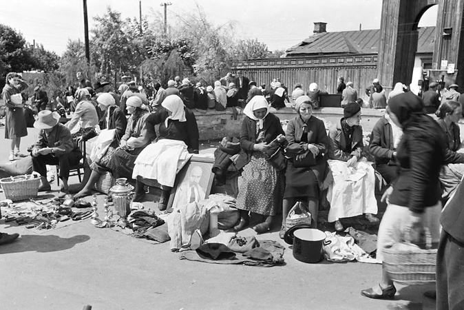 Стихийный рынок в районе Евбаза, Киев, 1942 год. «Теперь вся жизнь города только на базарах»