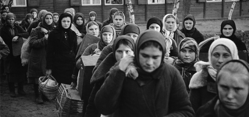 «Кампания отправки в Германию продолжается, но сейчас меньше за счет взрослых, а больше за счет молодежи от 14 до 18 лет. Город плачет. Матерей не берут, а детей увозят неизвестно куда»