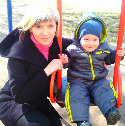 Оксана с сыном. «Саша похож на Артема. Пока маленький, не спрашивает, где папа...»