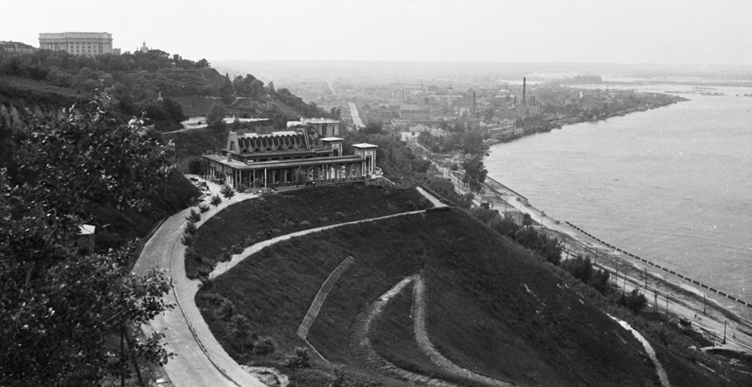Киев, 1942 год. «Deutsches kaffee» — «Немецкое кафе» (еще одно название «Dnjepr Höhe» — «Днепровская круча»), до войны — ресторан «Ривьера»