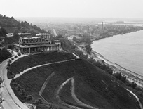 Киев, 1942 год. «Deutsches kaffee» — «Немецкое кафе» (еще одно название «Dnjepr Höhe» — «Днепровская круча»), до войны — ресторан «Ривьера»