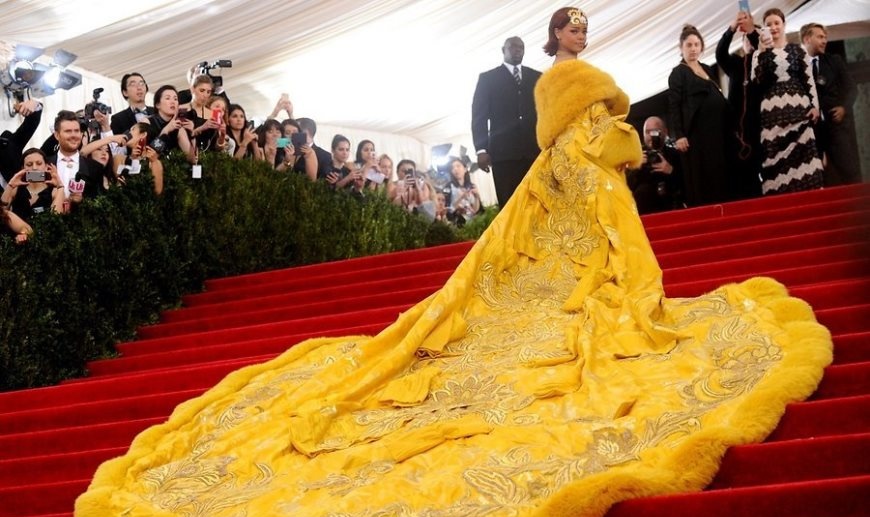 Платье Рианны взорвало интернет. Фото: Charles Sykes / AP