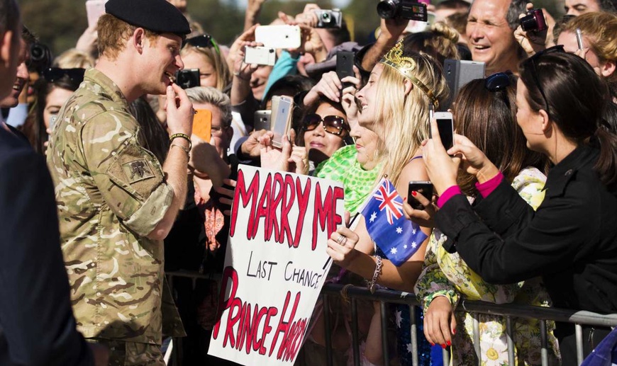 Принц Гарри и его австралийская поклонница. Фото: time.com
