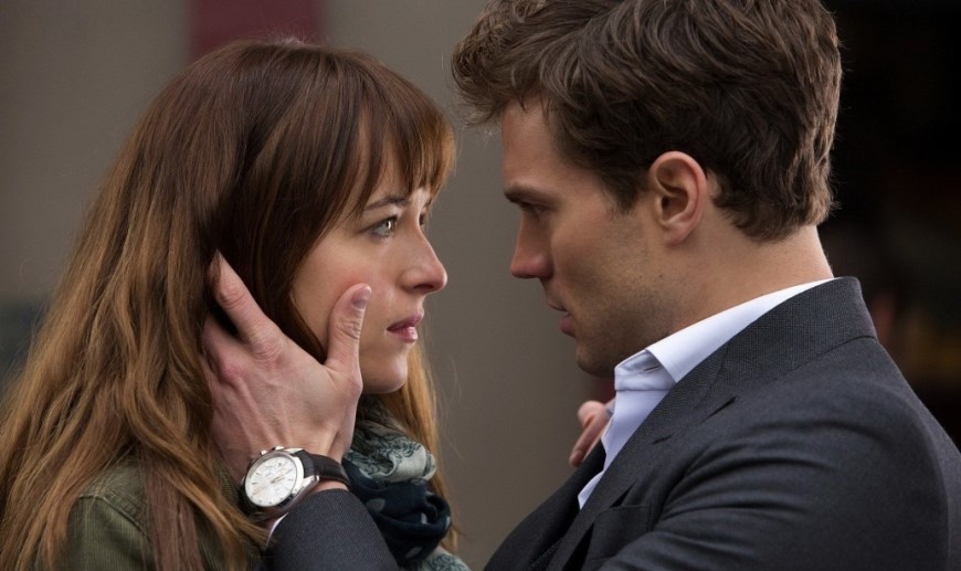 Дакота Джонсон и Джейми Дорнан в фильме 