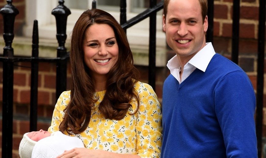 Герцог и герцогиня Кембриджские Уильям и Кейт с новорожденной дочерью. Фото: zimbio.com