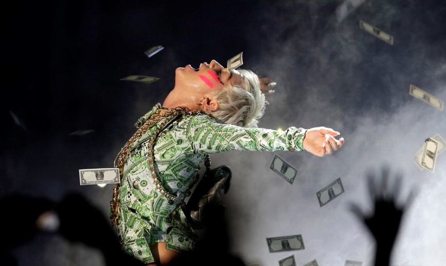 Майли Сайрус любит играть с деньгами. На концерте в Австрии в июне 2014 года. Фото: ЕРА