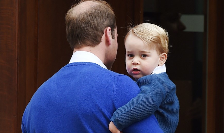 Принц Джордж на руках у папы Уильяма. Фото: ЕРА
