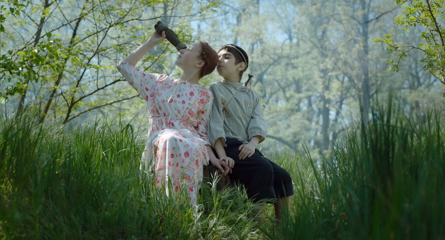 Фильм начинается, когда Шимеку и Бузе, главным героям, примерно по 10 лет