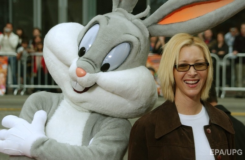 С кроликом охотно фотографируются знаменитости – например, Лиза Кудроу