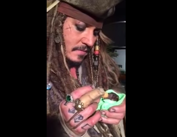 Актер пришел в центр в гриме и костюме