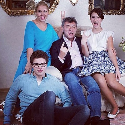 Борис Немцов, Екатерина Одинцова с детьм – Антоном и Диной. Фото: new-beautyblog.com