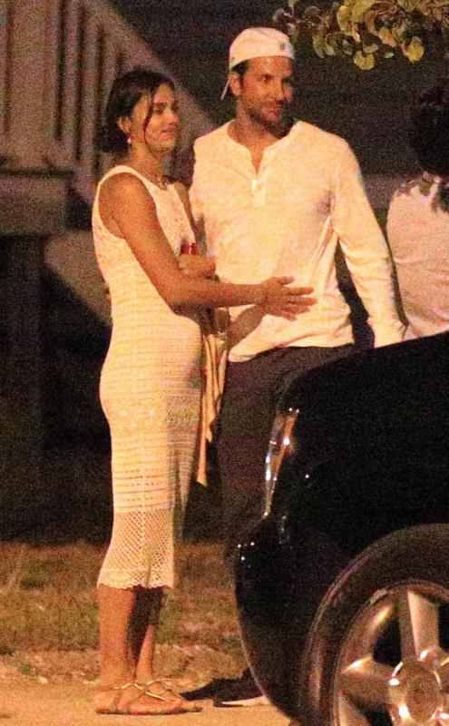 Ирина и Бредли после семейного ужина. Фото: Splashnews.com