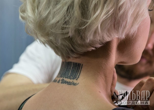 Штрихкод на шее Гордиенко Фото: Ростислав Гордон / "Бульвар Гордона"