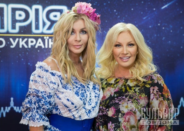 Две дивы за кулисами. Таисия Повалий первой предложила Ирине Билык сделать совместное фото Фото: Ростислав Гордон / "Бульвар Гордона"