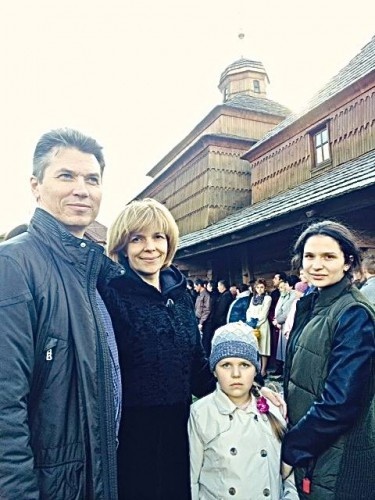 Нардеп с детьми и четвертым мужем Фото: Ольга Богомолец / Facebook