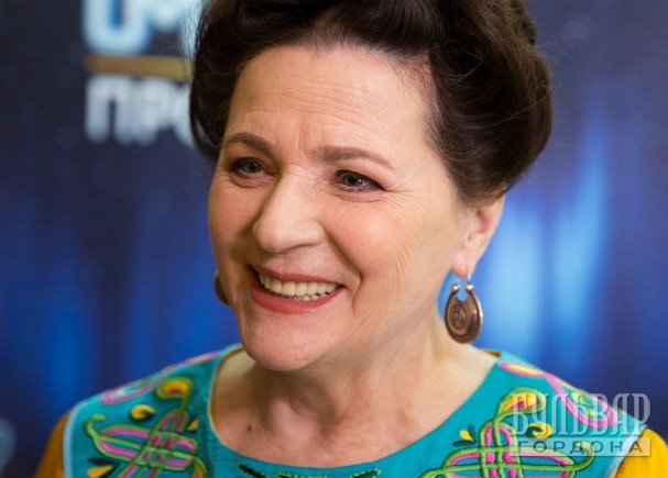 Нина Матвиенко красовалась в патриотичном платье от Елены Телиженко. Артистка призналась "Бульвару Гордону", что не благословит свою дочь Тоню на рождения ребенка пока они с Арсеном не обвенчаются Фото: Ростислав Гордон / "Бульвар Гордона"