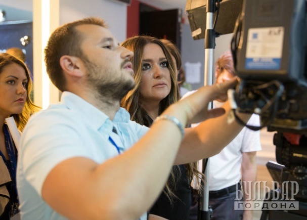 Наталья тщательно отсматривала ролики со своими поздралвениями Фото: Ростислав Гордон / "Бульвар Гордона"