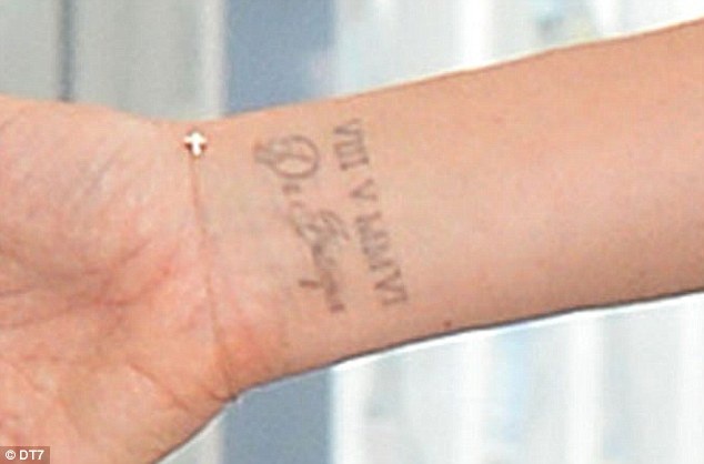 Запястье Виктории Бэкхем с уже "побледневшей" татуировкой. Фото: 3rbcafe.net