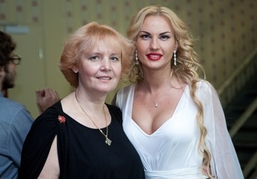 Камалия с мамой. Фото:staging.znaki.fm