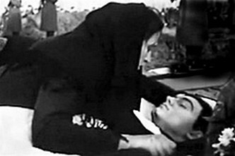 В «Русском поле» героиня Мордюковой Федосья Угрюмова хоронит своего сына Филиппа. Фото:bulvar.com.ua