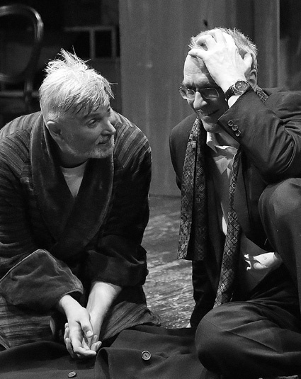 Олег Замятин в роли Миллера и Станислав Москвин в роли Динкеля в постановке «Фальшивая нота» по пьесе Дидье Карона