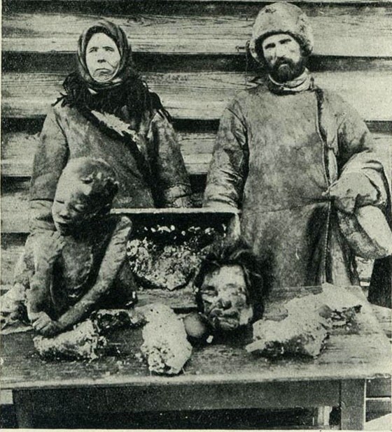 Голод в Поволжье, 1921 год. Людоеды с остатками своих жертв. Акулина Чугунова зарезала свою шестилетнюю дочь и половину ее съела. Андрей Семыкин разрубил на части умершую от тифа квартирантку и съел ее