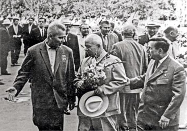 Академик Михаил Янгель, Никита Хрущев и директор завода «Южмаш» Александр Макаров во время посещения Хрущевым «Южмаша» и КБ «Южное», Днепропетровск, июнь 1961 года. «Трагедия, которой обернулся первый пуск ракеты P-16, созданной Янгелем, оставила незаживающий рубец на его сердце»